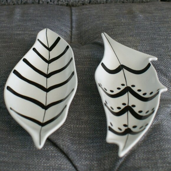 Set of 2 Nate Berkus Trinket Dishes Bowls Black White Leaves Feathers 8" Long - Picture 1 of 6